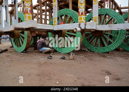 immagine del processo di produzione di ratha con varie attività come pittura, falegnameria ecc. a puri odisha. Foto Stock