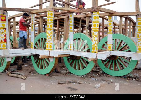 immagine del processo di produzione di ratha con varie attività come pittura, falegnameria ecc. a puri odisha. Foto Stock