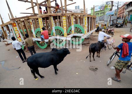 immagine del processo di produzione di ratha con varie attività come pittura, falegnameria ecc. a puri odisha. Foto Stock