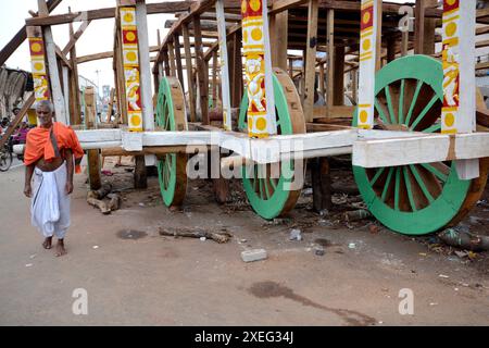 immagine del processo di produzione di ratha con varie attività come pittura, falegnameria ecc. a puri odisha. Foto Stock