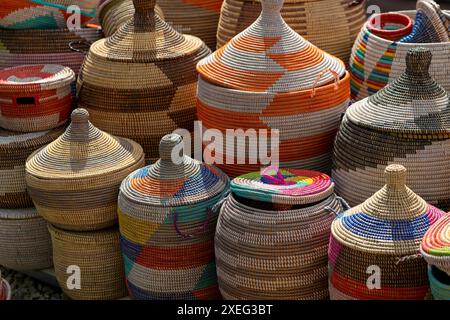 Collezione di cesti colorati realizzati con materiali intrecciati Foto Stock