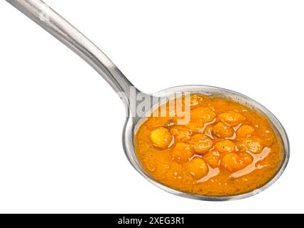 Zuppa di crema di lenticchie in cucchiaio isolata su sfondo bianco Foto Stock