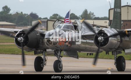 Un Douglas A-26C Invader conosciuto come il “Million Airess”, di proprietà del Vietnam War Flight Museum di Houston, taxi sulla linea di volo della RAF Fairford, Inghilterra, 27 giugno 2024. La Million Airess ha recentemente partecipato ad una cerimonia per il 80° anniversario del D-Day sulla Normandia, in Francia. L'aereo e l'equipaggio atterrarono alla RAF Fairford per condividere un pezzo di storia militare con Pathfinders prima di continuare sul circuito delle esibizioni aeree. (Foto U.S. Air Force di Tech. Sergente Jessica Avallone) Foto Stock