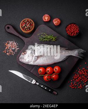 Pesce dorada crudo fresco con sale Foto Stock