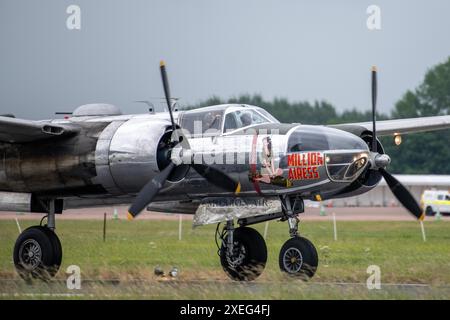 Un Douglas A-26C Invader conosciuto come il “Million Airess”, di proprietà del Vietnam War Flight Museum di Houston, taxi sulla linea di volo della RAF Fairford, Inghilterra, 27 giugno 2024. La Million Airess ha recentemente partecipato ad una cerimonia per il 80° anniversario del D-Day sulla Normandia, in Francia. L'aereo e l'equipaggio atterrarono alla RAF Fairford per condividere un pezzo di storia militare con Pathfinders prima di continuare sul circuito delle esibizioni aeree. (Foto U.S. Air Force di Tech. Sergente Jessica Avallone) Foto Stock