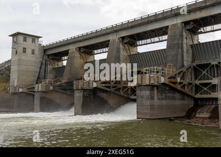 La diga di reregolazione a Carters Lake a Chatsworth, Georgia, il 19 giugno 2024. La diga svolge un ruolo cruciale nella gestione del flusso d'acqua e nel mantenimento dei livelli d'acqua nel lago. (Foto dell'esercito degli Stati Uniti di Travis England) Foto Stock
