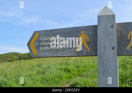 Segnaletica bilingue sul sentiero costiero vicino a Rotherslade Bay. Swansea, Galles, Regno Unito. 16 maggio 2024. Foto Stock