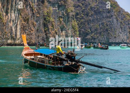 Un'immagine di tour in barca sulla baia di Pi Leh, all'isola di Ko Phi Phi Lee. Foto Stock