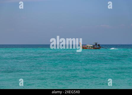 Una foto di una barca a coda lunga che naviga vicino all'isola di Bamboo. Foto Stock