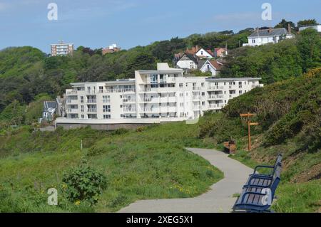 Gli Osborne Apartments by Rotherslade Bay, visti dal sentiero che collega Limeslade e Langland. Swansea, Galles, Regno Unito. 16 maggio 2024. Foto Stock