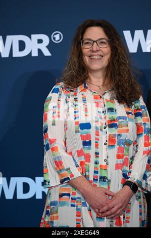 Claudia Schare, Vorsitzende WDR Verwaltungsrat, posiert bei einem Fototermin nach der Intendantenwahl des Westdeutschen Rundfunks bei der die Verwaltungsdirektorin Dr. Katrin Vernau zu neuen Intendantin des WDR ab 2025 gewählt wurde. *** Claudia Schare, presidente del Consiglio di amministrazione del WDR, posa in una sessione fotografica dopo l'elezione del direttore generale di Westdeutscher Rundfunk, in cui il direttore amministrativo Dr. Katrin Vernau è stato eletto come nuovo direttore generale del WDR dal 2025 Foto Stock