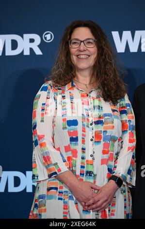 Claudia Schare, Vorsitzende WDR Verwaltungsrat, posiert bei einem Fototermin nach der Intendantenwahl des Westdeutschen Rundfunks bei der die Verwaltungsdirektorin Dr. Katrin Vernau zu neuen Intendantin des WDR ab 2025 gewählt wurde. *** Claudia Schare, presidente del Consiglio di amministrazione del WDR, posa in una sessione fotografica dopo l'elezione del direttore generale di Westdeutscher Rundfunk, in cui il direttore amministrativo Dr. Katrin Vernau è stato eletto come nuovo direttore generale del WDR dal 2025 Foto Stock