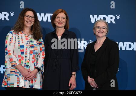 Claudia Schare, Vorsitzende WDR Verwaltungsrat, Die neue Intendantin Katrin Vernau, und Corinna Blümel, Vorsitzaende WDR Rundfunkrat l-r, posieren bei einem Fototermin nach der Intendantenwahl des Westdeutschen Rundfunks bei der die Verwaltungsdirektorin Dr gewählt. Katrin Vernau Vernau 2025 ab *** Claudia Schare, presidente del Consiglio di amministrazione del WDR, il nuovo direttore generale Katrin Vernau, e Corinna Blümel, presidente del WDR Broadcasting Council l r, posero in una sessione fotografica dopo l'elezione del direttore generale di Westdeutscher Rundfunk in cui l Foto Stock