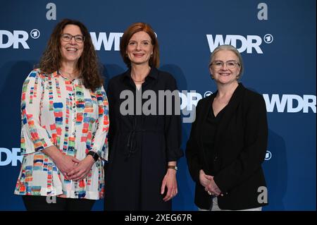 Claudia Schare, Vorsitzende WDR Verwaltungsrat, Die neue Intendantin Katrin Vernau, und Corinna Blümel, Vorsitzaende WDR Rundfunkrat l-r, posieren bei einem Fototermin nach der Intendantenwahl des Westdeutschen Rundfunks bei der die Verwaltungsdirektorin Dr gewählt. Katrin Vernau Vernau 2025 ab *** Claudia Schare, presidente del Consiglio di amministrazione del WDR, il nuovo direttore generale Katrin Vernau, e Corinna Blümel, presidente del WDR Broadcasting Council l r, posero in una sessione fotografica dopo l'elezione del direttore generale di Westdeutscher Rundfunk in cui l Foto Stock