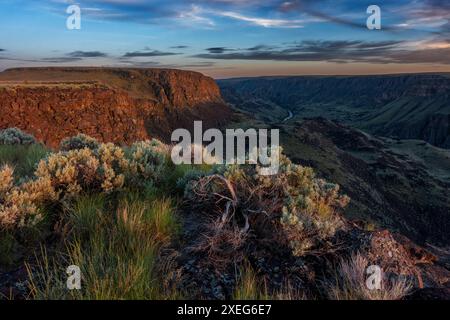 Tramonto e chiaro di luna al punto panoramico dell'Owyhee Canyon dell'Oregon Foto Stock