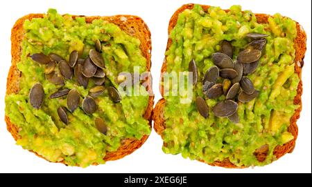 Due toast a grani interi con guacamole e semi di zucca Foto Stock