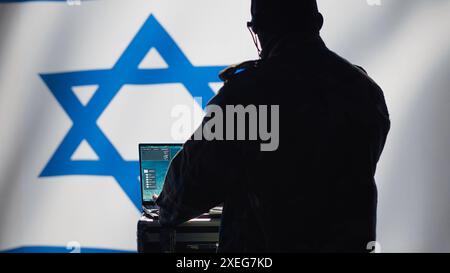 La spia iraniana nella sala di controllo dell'agenzia di intelligence utilizza la tecnologia militare per identificare le minacce durante il conflitto arabo-israeliano. L'agente segreto del Mossad usa il software per fare operazioni segrete di guerra, telecamera A. Foto Stock