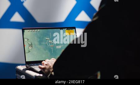 La spia iraniana nella sala di controllo utilizza la tecnologia militare per identificare le minacce durante il conflitto arabo-israeliano. L'agente di intelligence del Mossad usa un software per trasmettere informazioni ai generali in prima linea, telecamera A. Foto Stock