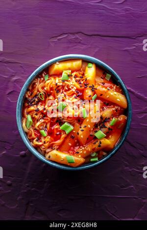 Rabokki, tteokbokki o topokki con ramen, Street food coreano, torte di riso speziate Foto Stock