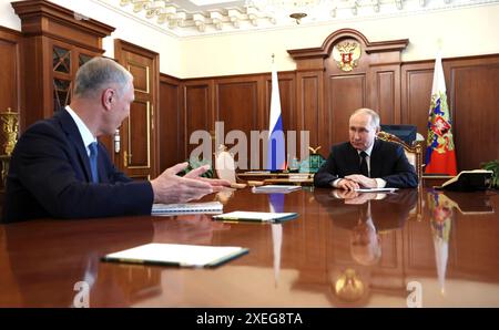 Mosca, Russia. 25 giugno 2024. Il presidente russo Vladimir Putin, a destra, tiene un incontro faccia a faccia con il governatore della regione di Kherson Vladimir Saldo, a sinistra, al Cremlino, il 25 giugno 2024, a Mosca, in Russia. Crediti: Vyacheslav Prokofyev/piscina del Cremlino/Alamy Live News Foto Stock