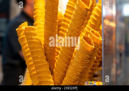 Coni per gelato vuoti impilati in uno stand di vendita Foto Stock