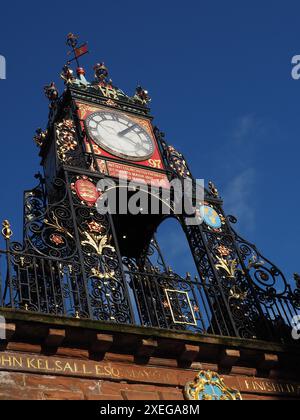 Un primo piano dello storico Eastgate Clock sulle mura della città storica di Chester, nel Regno Unito. Foto Stock