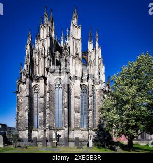 Cimitero della cattedrale di fronte al coro orientale della parte più antica della cattedrale di colonia Foto Stock