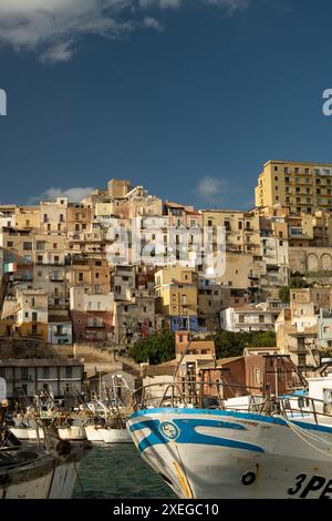 Porto di pescatori e città di Sciacca in Sicilia Foto Stock