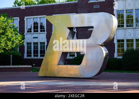 Boise, Idaho, USA - 10 giugno 2024; grande cartello B della Boise State University che riflette i colori circostanti in metallo Foto Stock