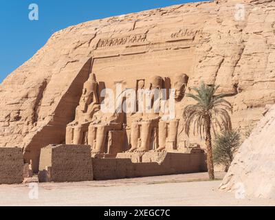 Facciata e quattro figure sedute del faraone Ramsete II dal grande Tempio di Ramsete II Abu Simbel , Egiypt Foto Stock