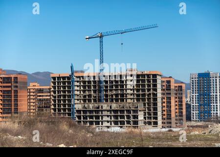 Novorossiysk due gru di sollevamento ed edifici in costruzione Foto Stock