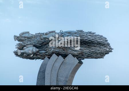 Novorossiysk, Russia - 08.28.2023 acciuga europea o monumento a pesci di Hamsa nella città di Novorossiysk Foto Stock