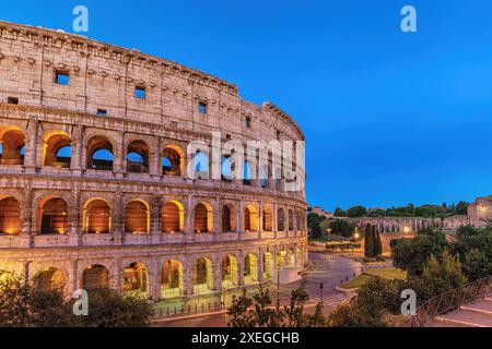 Skyline notturno della città di Roma Italia al Colosseo di Roma Foto Stock