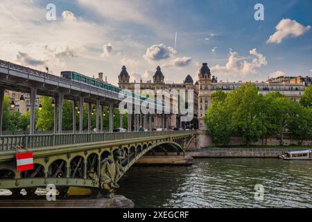 Parigi Francia, skyline della città sul fiume Senna e Ponte Bir-Hakeim Foto Stock