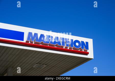 Durango, Colorado, Stati Uniti d'America - 15 giugno 2024; siglare la stazione di servizio Marathon isolata sul cielo blu Foto Stock