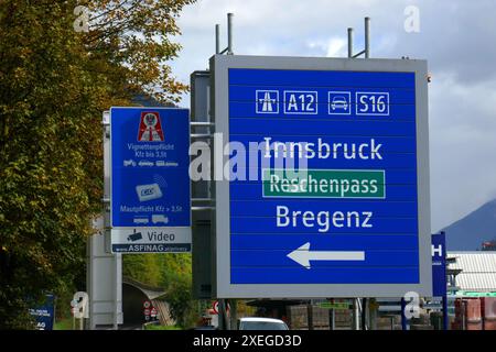 Cartello autostradale Bregenz Innsbruck Foto Stock