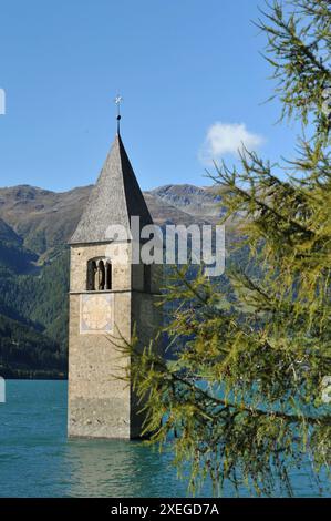 Campanile dell'ex chiesa parrocchiale di Santa Katharina in Reschensee Alto Adige Foto Stock