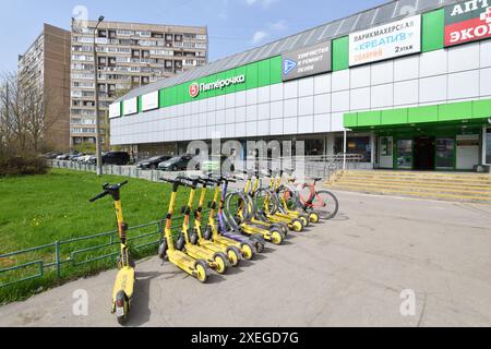 Mosca, Russia - aprile 26. 2024. Servizio di noleggio a breve termine per scooter elettrici Yandex Go e Urent a Zelenograd Foto Stock