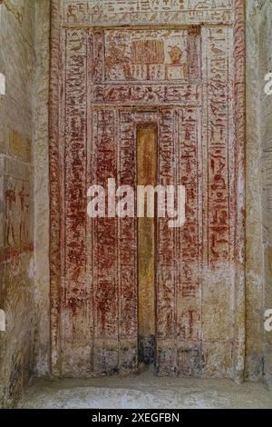 Porta falsa con testo che offre nella tomba della mastaba di Mereruka Foto Stock