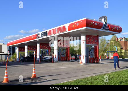 Mosca, Russia - 1° maggio. 2024. Neftmagistral - stazione di rifornimento di benzina e gasolio Foto Stock