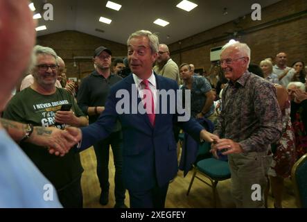 Boston, Inghilterra, Regno Unito. 27 giugno 2024. Il leader del partito NIGEL FARAGE saluta i sostenitori mentre entra nella sala prima di parlare con la folla riunita. Come leader del partito NIGEL FARAGE si unisce al presidente del partito RICHARD TICE sulla pista della campagna elettorale parlando del contratto del partito con il popolo a un pubblico affollato all'Hubberts Bridge Community Centre di Boston, Lincolnshire. Il collegio di Boston and Skegness ha restituito il più grande voto per congedo del paese, con il 75% nel referendum UE, e RICHARD TICE spera di ottenere il seggio dai conservatori. Nonostante un flusso costante di commenti inappropriati Foto Stock