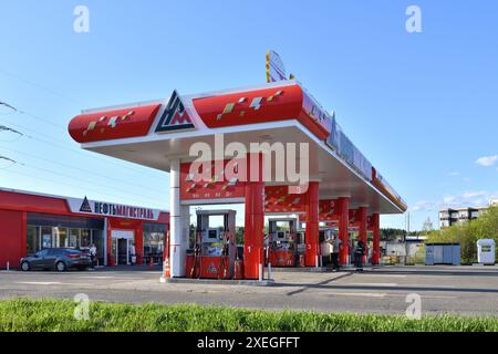 Mosca, Russia - 1° maggio. 2024. Neftmagistral - stazione di rifornimento di benzina e gasolio Foto Stock