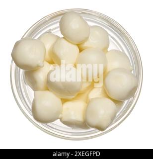 Palline di mozzarella in una ciotola di vetro su sfondo isolato Foto Stock