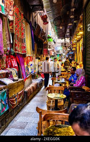 El Fishawy, nel famoso bazar Khan el Khalili, è uno dei caffè più famosi d'Egitto e sostiene di essere uno dei più antichi caffè del Cairo Foto Stock