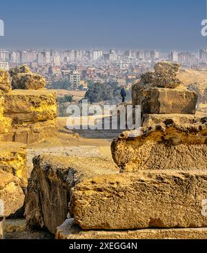 Tour turistico a piedi intorno al tempio mortuario di Menkaure presso il complesso piramidale di Giza in Egitto Foto Stock