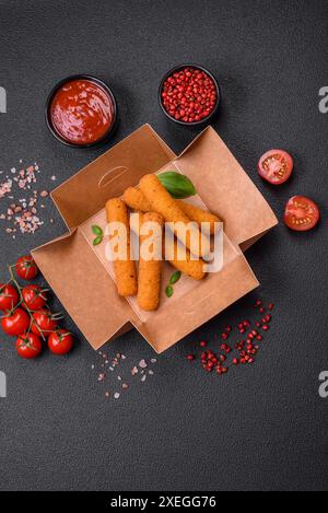 Deliziosi bastoncini di formaggio croccanti con mozzarella, sale e spezie, impanati e fritti nell'olio Foto Stock