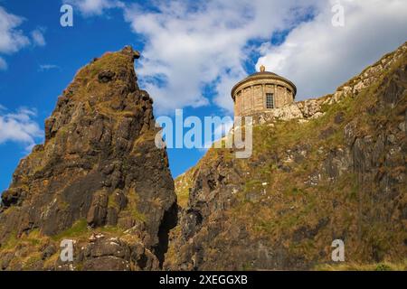 Tempio di Mussenden, arroccato sul bordo di scogliere che si affacciano sull'Oceano Atlantico e Downhill Strand nell'Irlanda del Nord Foto Stock