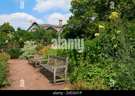 Cottage Gardens nel parco di Pembroke Lodge a Richmond Park, in estate, Greater London UK Foto Stock