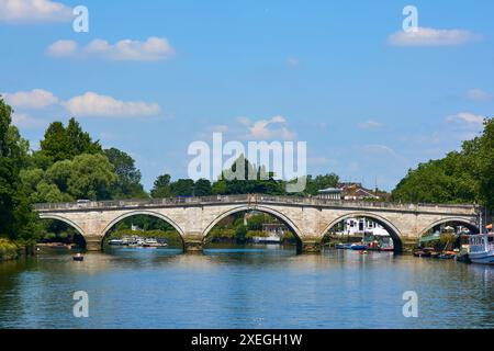 Il Richmond Bridge del XVIII secolo che attraversa il Tamigi a Richmond, Greater London, Regno Unito Foto Stock