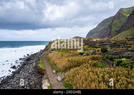 Achadas da Cruz, Madeira, Portogallo. Il piccolo villaggio costiero con la funivia più ripida d'Europa. Vista aerea con drone Foto Stock